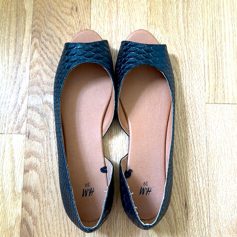 Open toe flats
